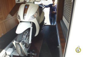 scooter-motor-in-camper-garage-automatisch-laadbaan